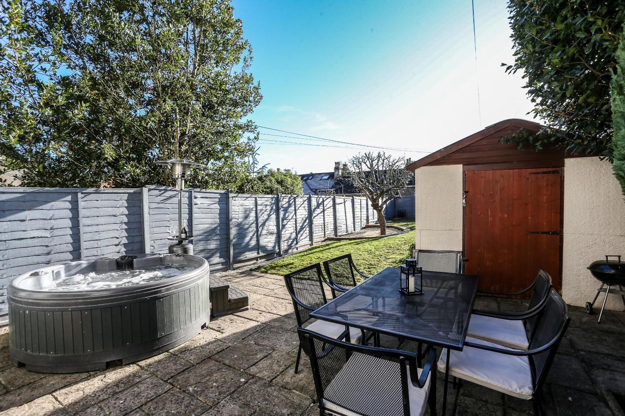 Garden With Hot Tub Apartment