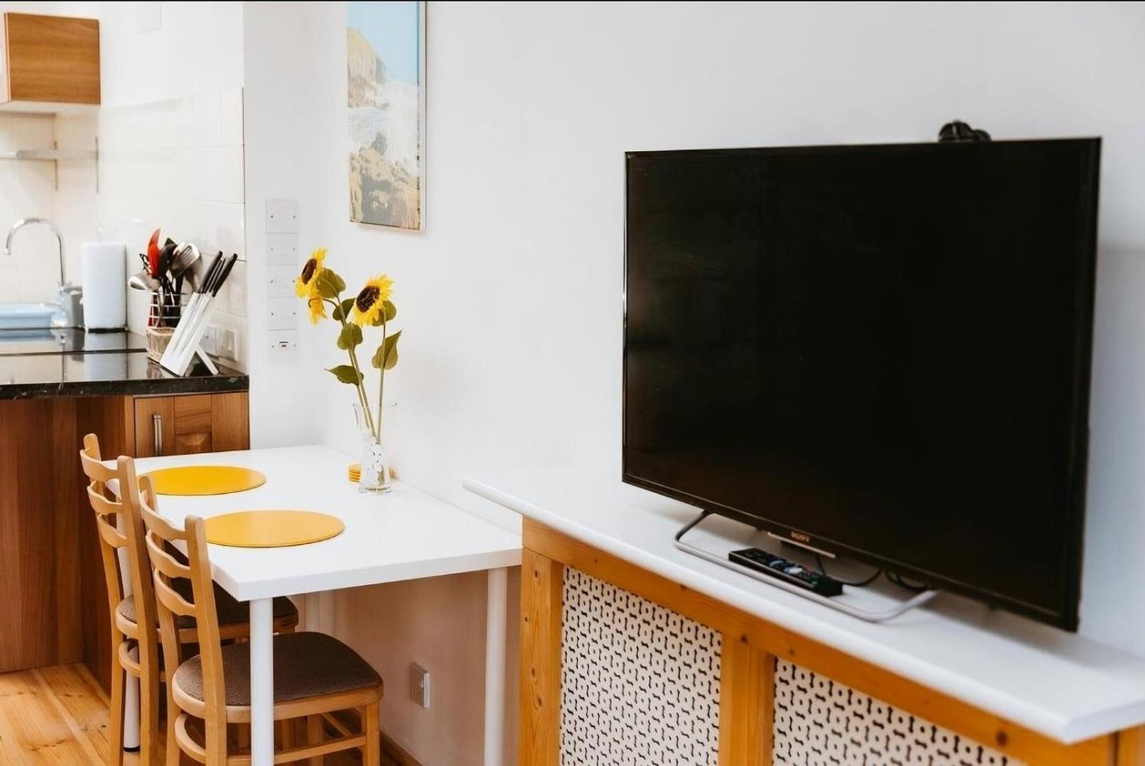 Light And Airy With Parking Nearby Apartment