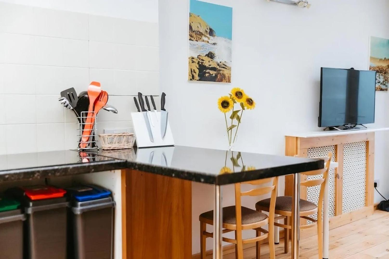 Light And Airy With Parking Nearby *