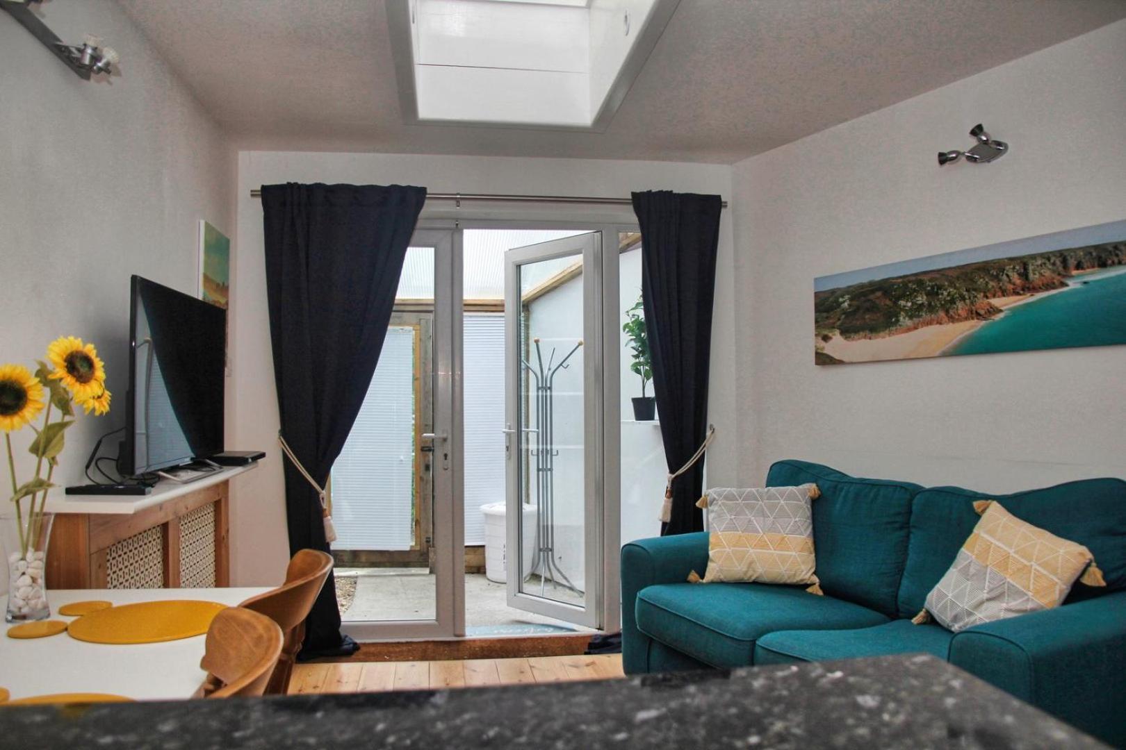 Light And Airy With Parking Nearby Apartment *