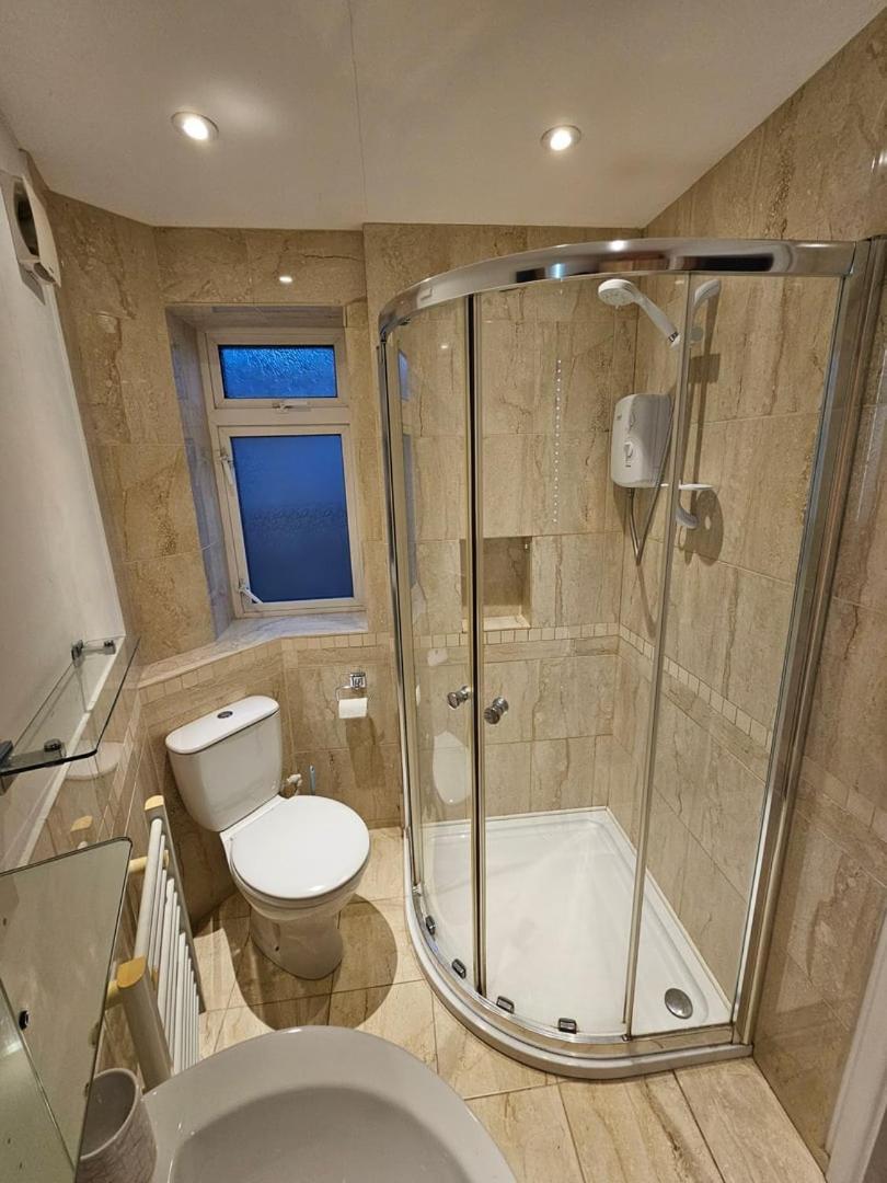 Light And Airy With Parking Nearby Bath