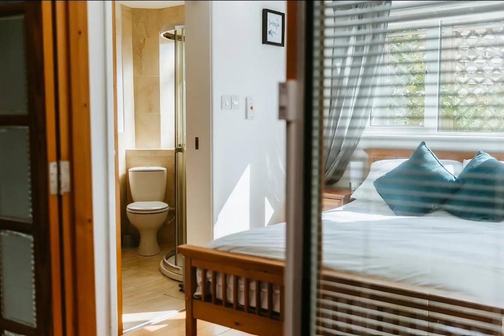 Light And Airy With Parking Nearby Apartment *