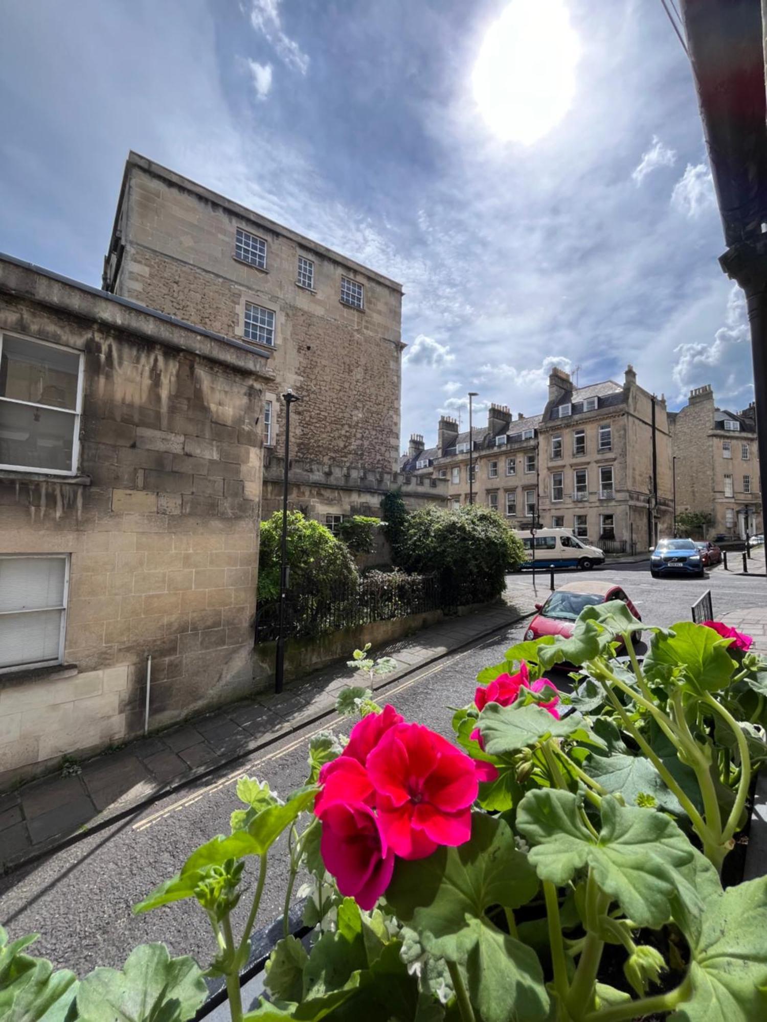 Cute Georgian Cottage, Central, Newly Renovated Bath