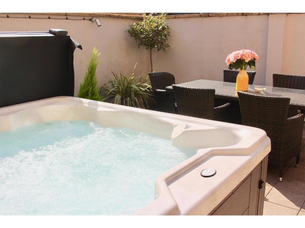 Apartment Dream - Trim Street Townhouse With Hot Tub