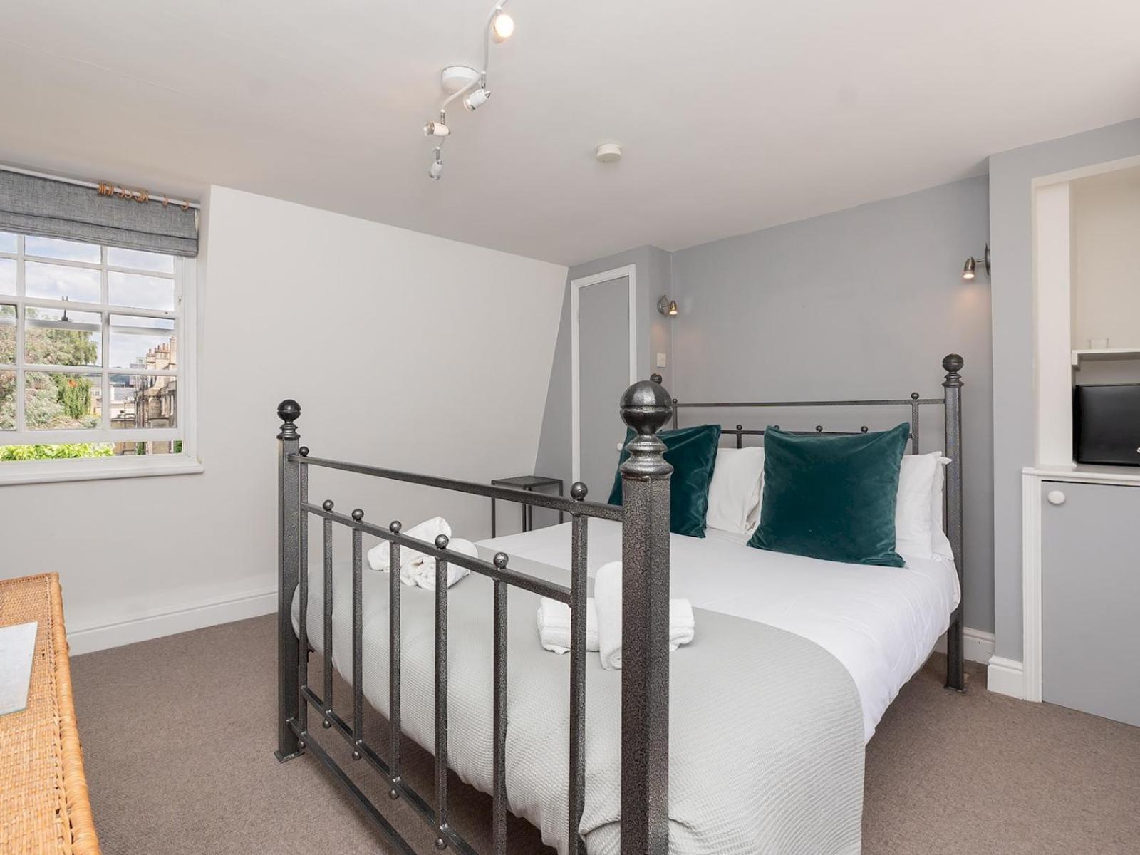 Pass The Keys Stunning 2 Bed Townhouse In Centre Bath