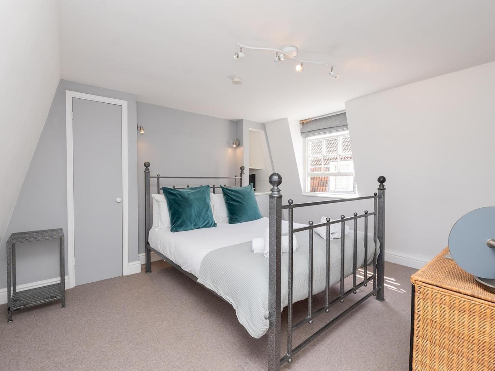 Pass The Keys Stunning 2 Bed Townhouse In Centre *