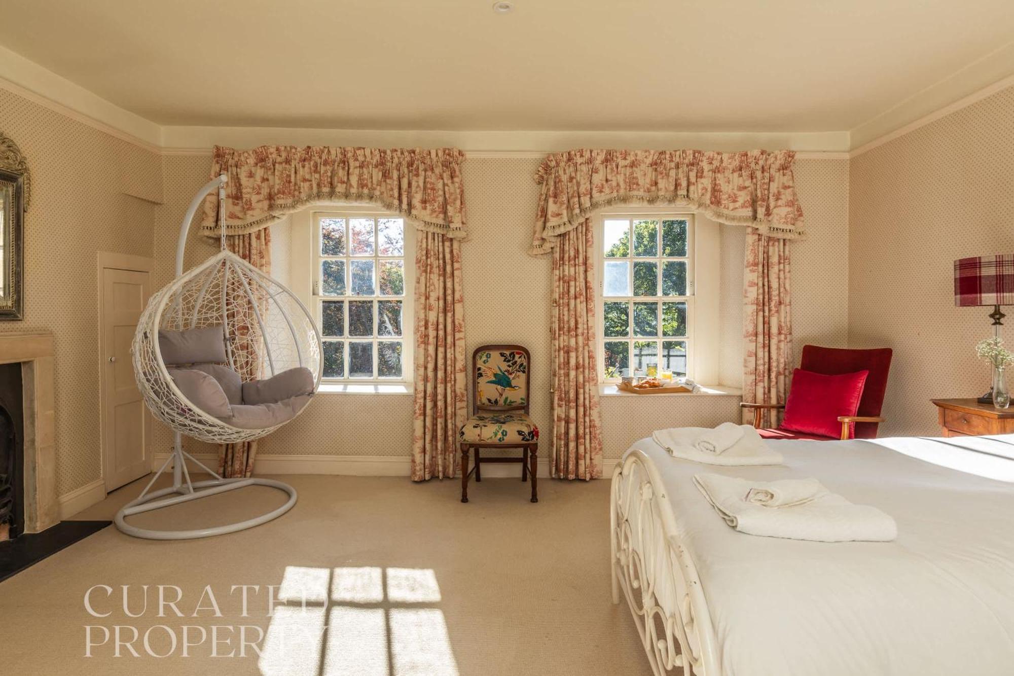 Georgian House With Garden Views & Tennis Court *