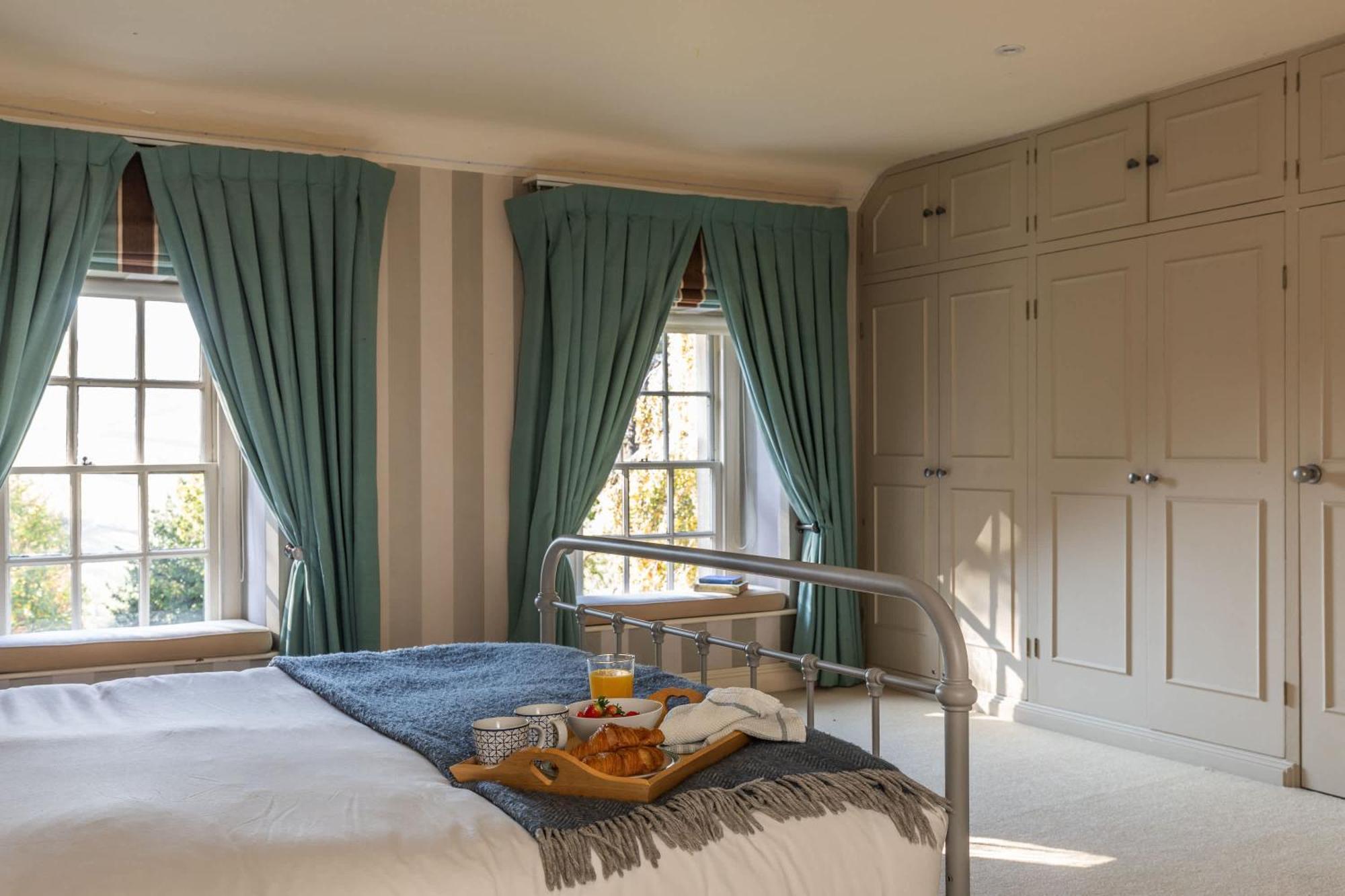 Georgian House With Garden Views & Tennis Court Holiday home *