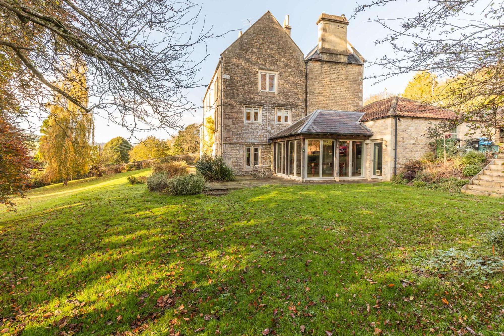 Georgian House With Garden Views & Tennis Court Holiday home *