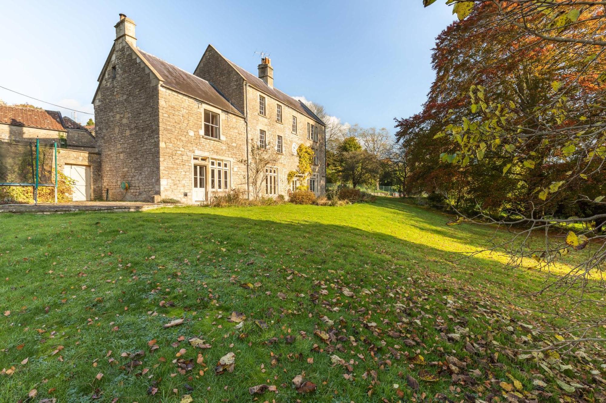 Georgian House With Garden Views & Tennis Court Holiday home Bath