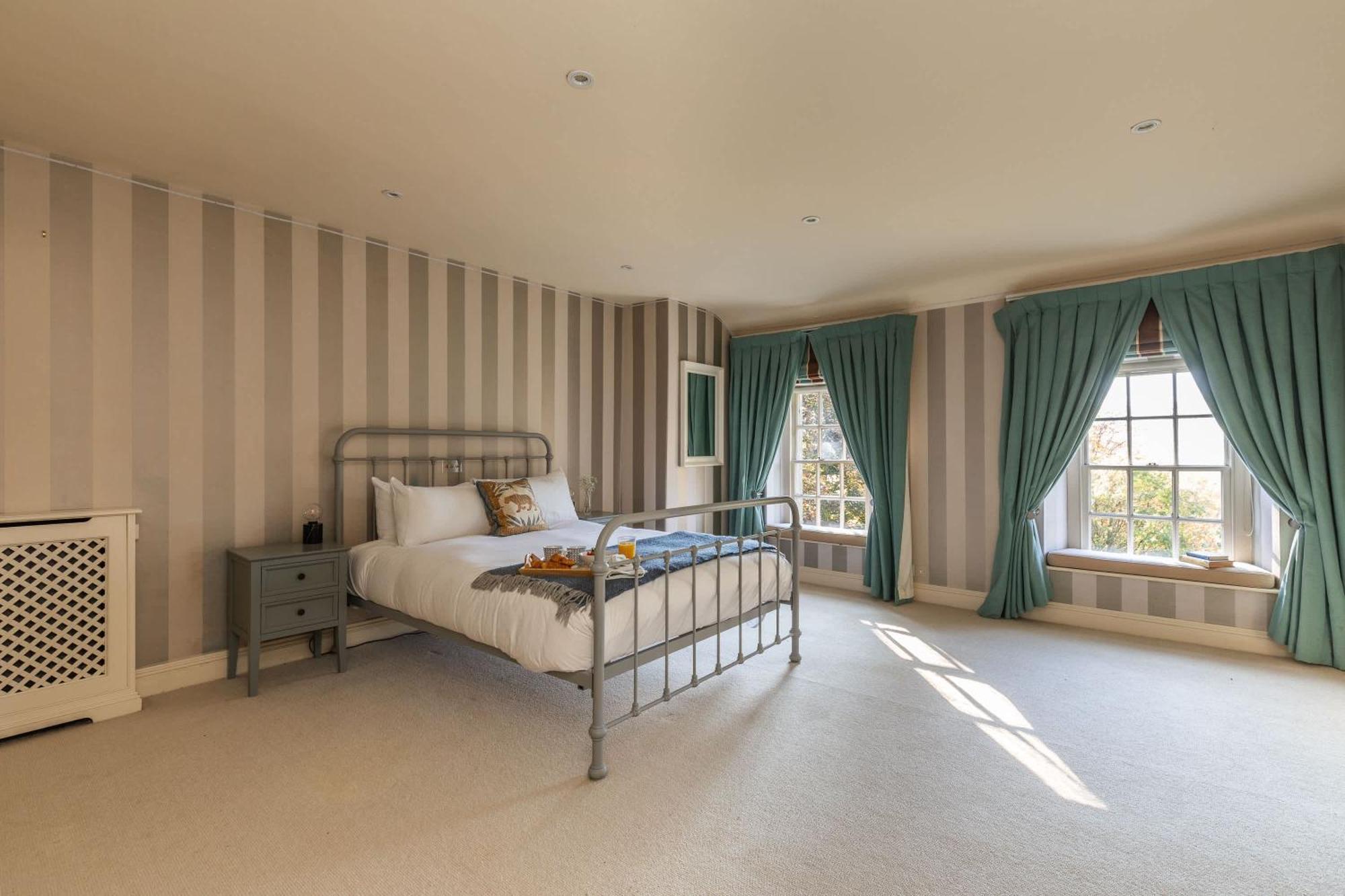 Georgian House With Garden Views & Tennis Court *
