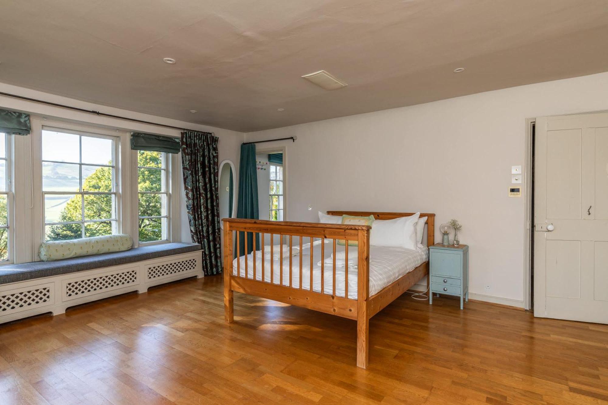 Georgian House With Garden Views & Tennis Court Holiday home Bath