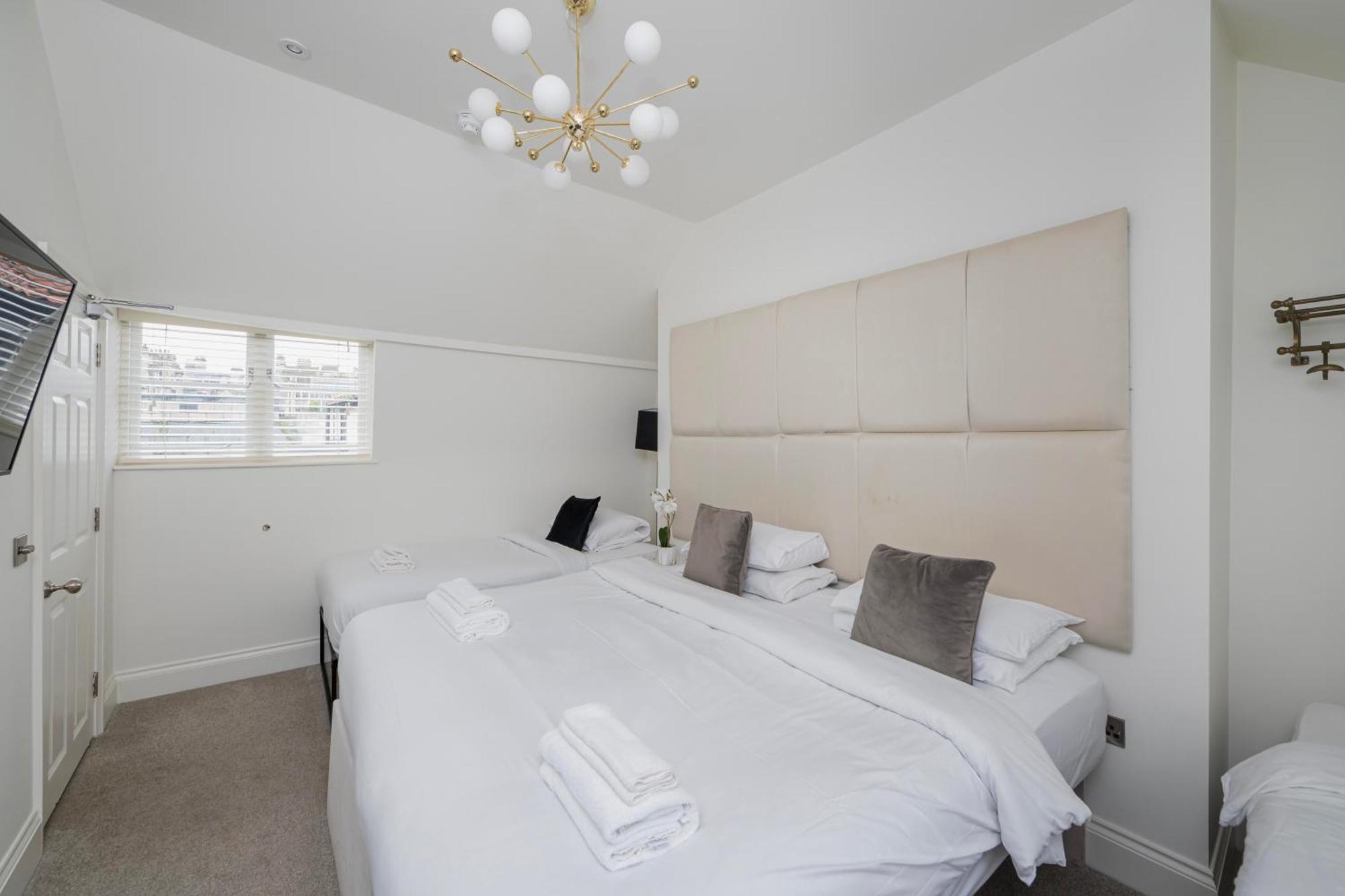Luxury With Terrace In Sleeps 10 * Bath