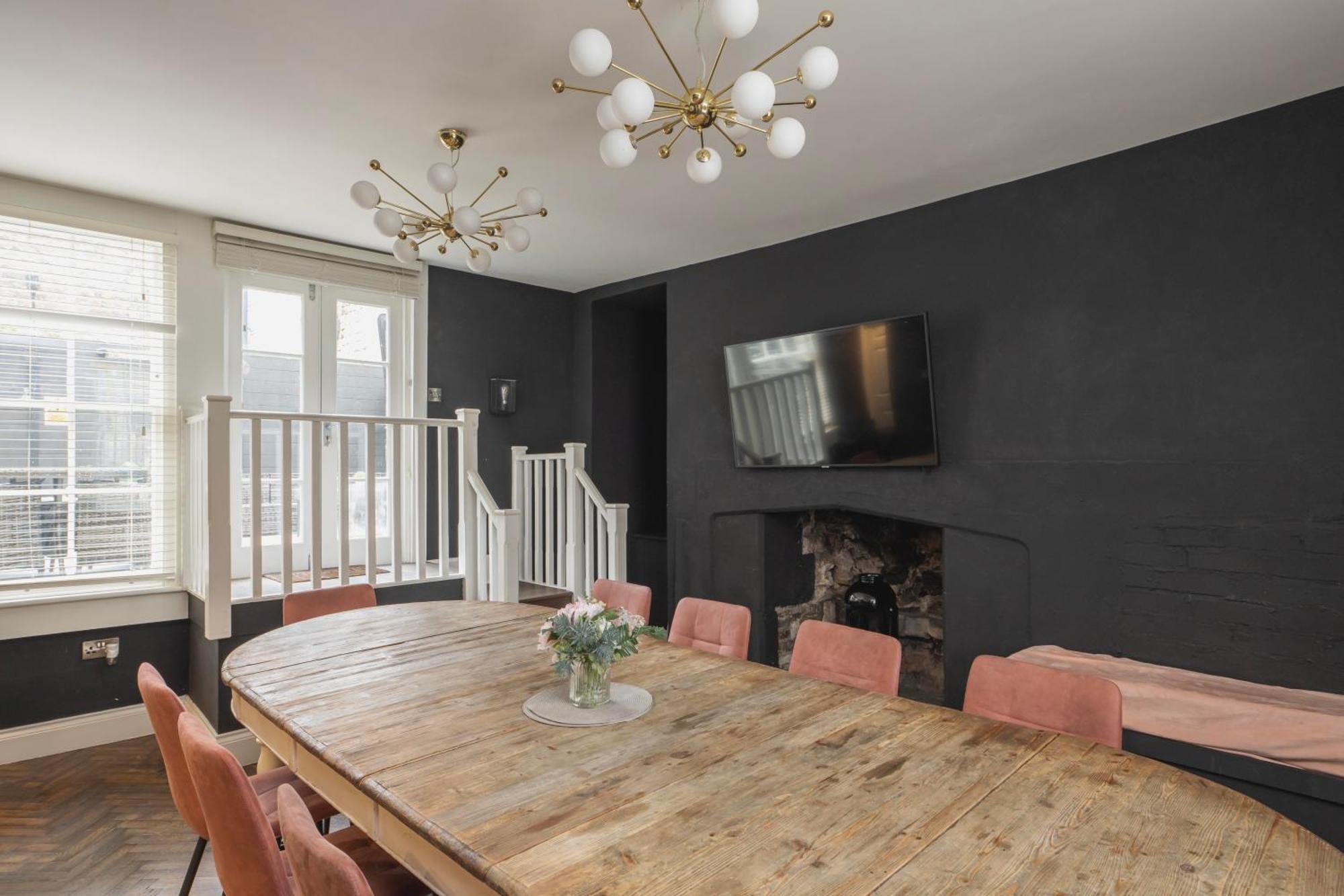 Luxury With Terrace In Sleeps 10 Holiday home Bath