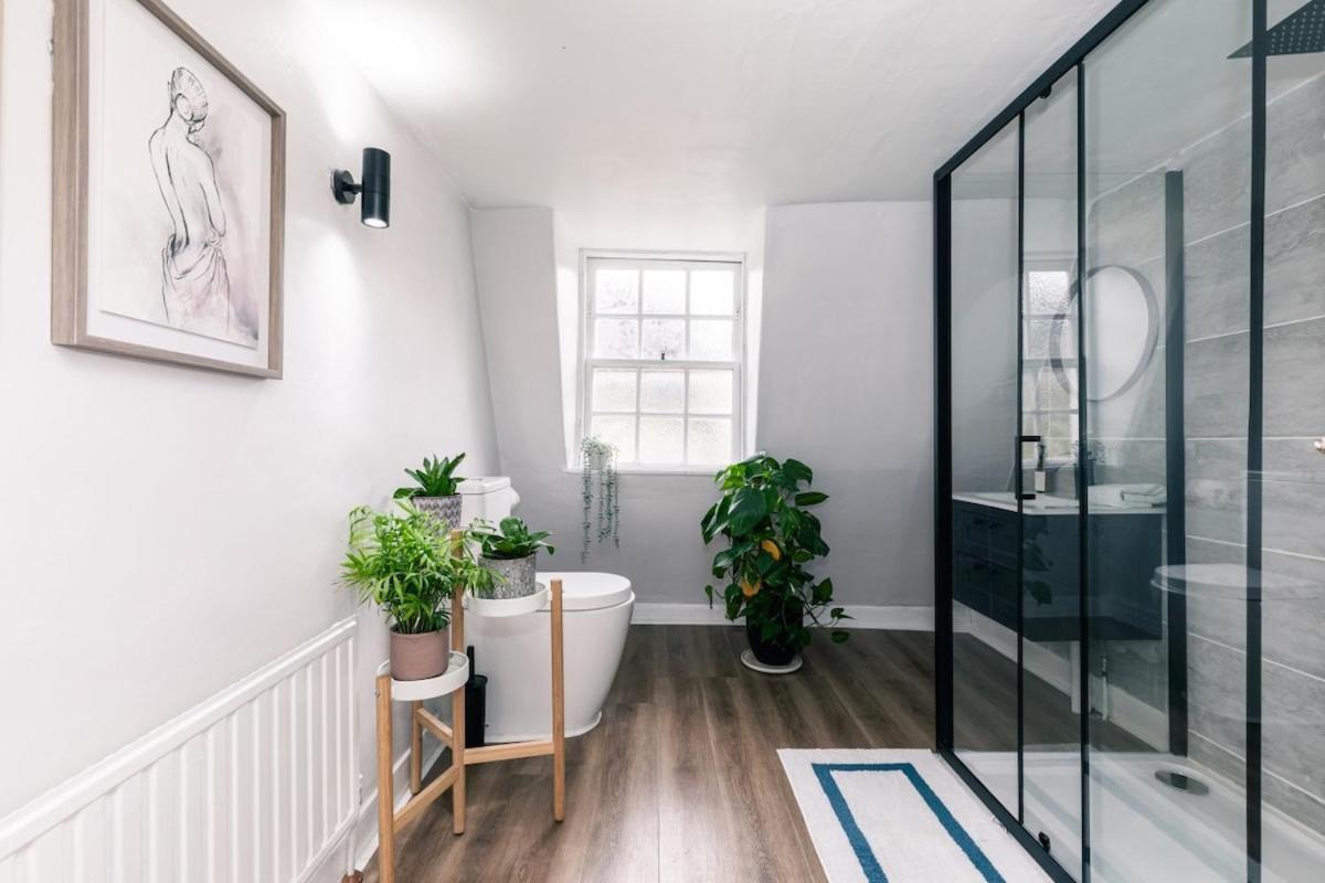 Stylish Loft Retreat In Bath