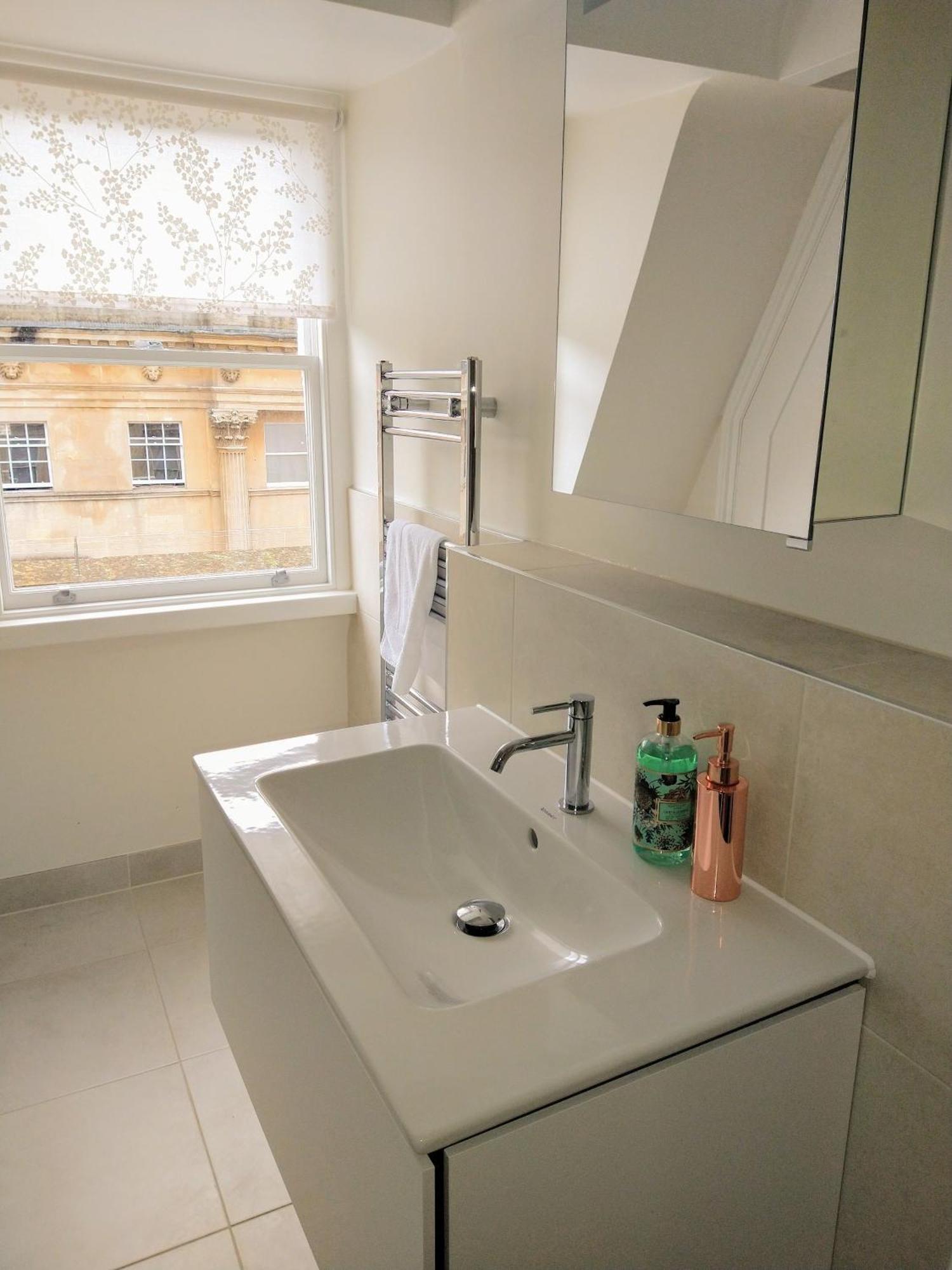 Stunning & Spacious Centre Flat *