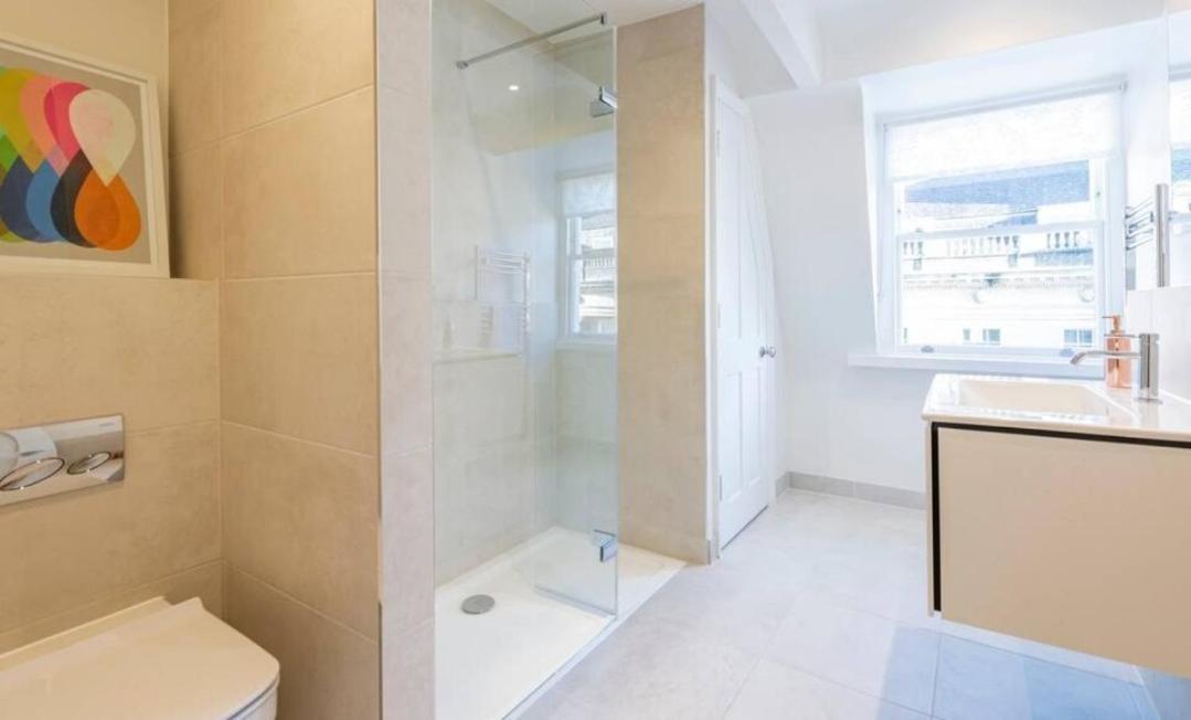 Stunning & Spacious Centre Flat *