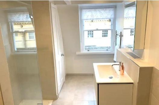 Stunning & Spacious Centre Flat Bath
