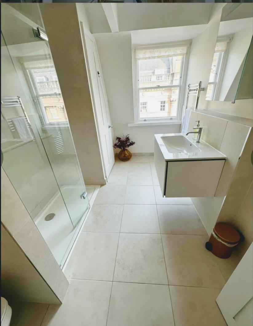 Stunning & Spacious Centre Flat *