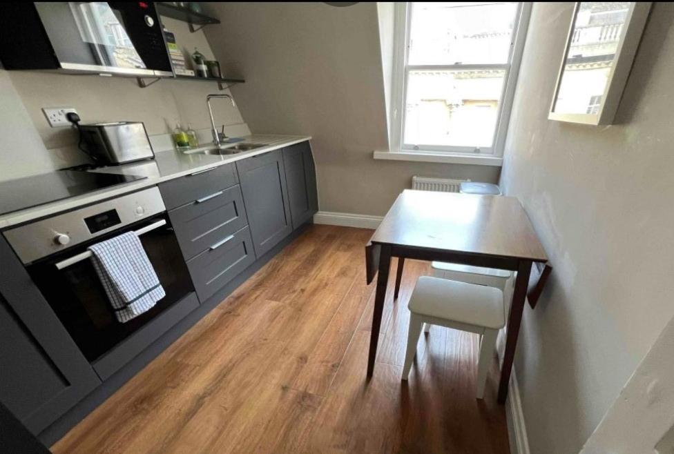 Stunning & Spacious Centre Flat Apartment Bath