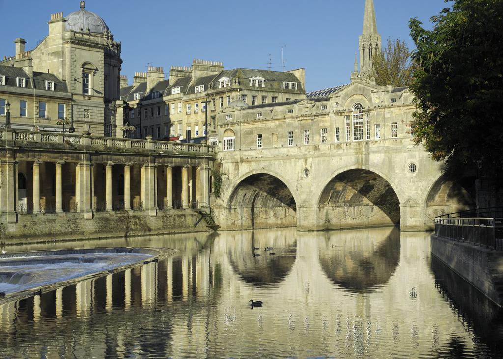 Holiday home Brooks' View - Romantic Escape With Picturesque Riverside Gardens In