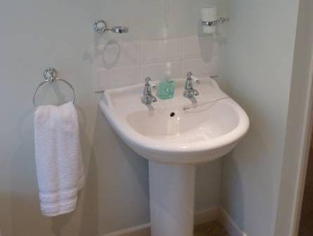 Holiday home Brooks' View - Romantic Escape With Picturesque Riverside Gardens In
