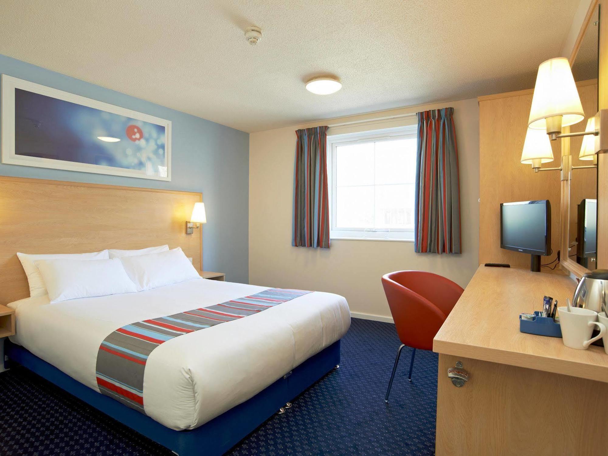 Travelodge Waterside Hotel 2*