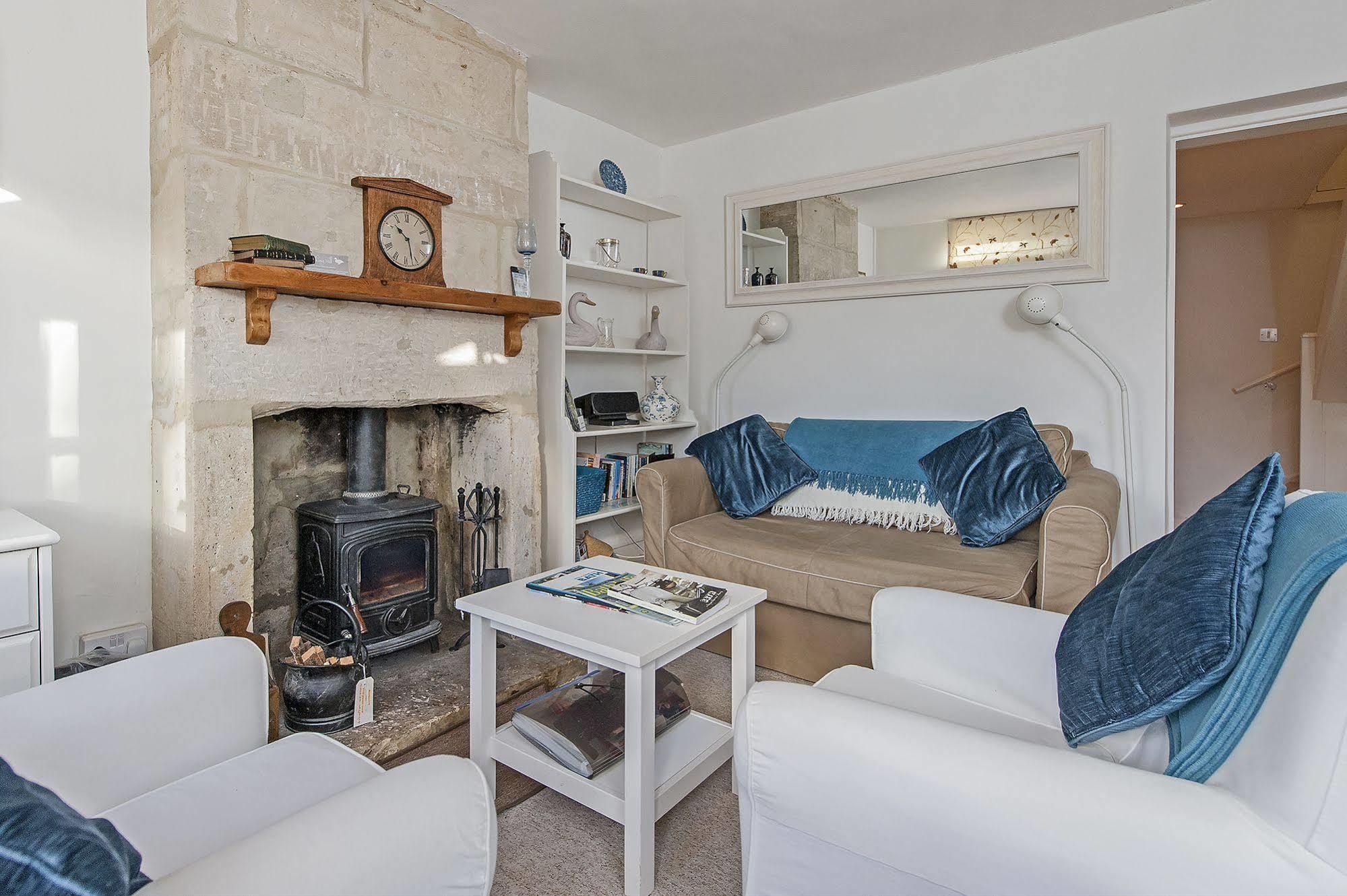 Holiday home Brooks' View - Romantic Escape With Picturesque Riverside Gardens In *