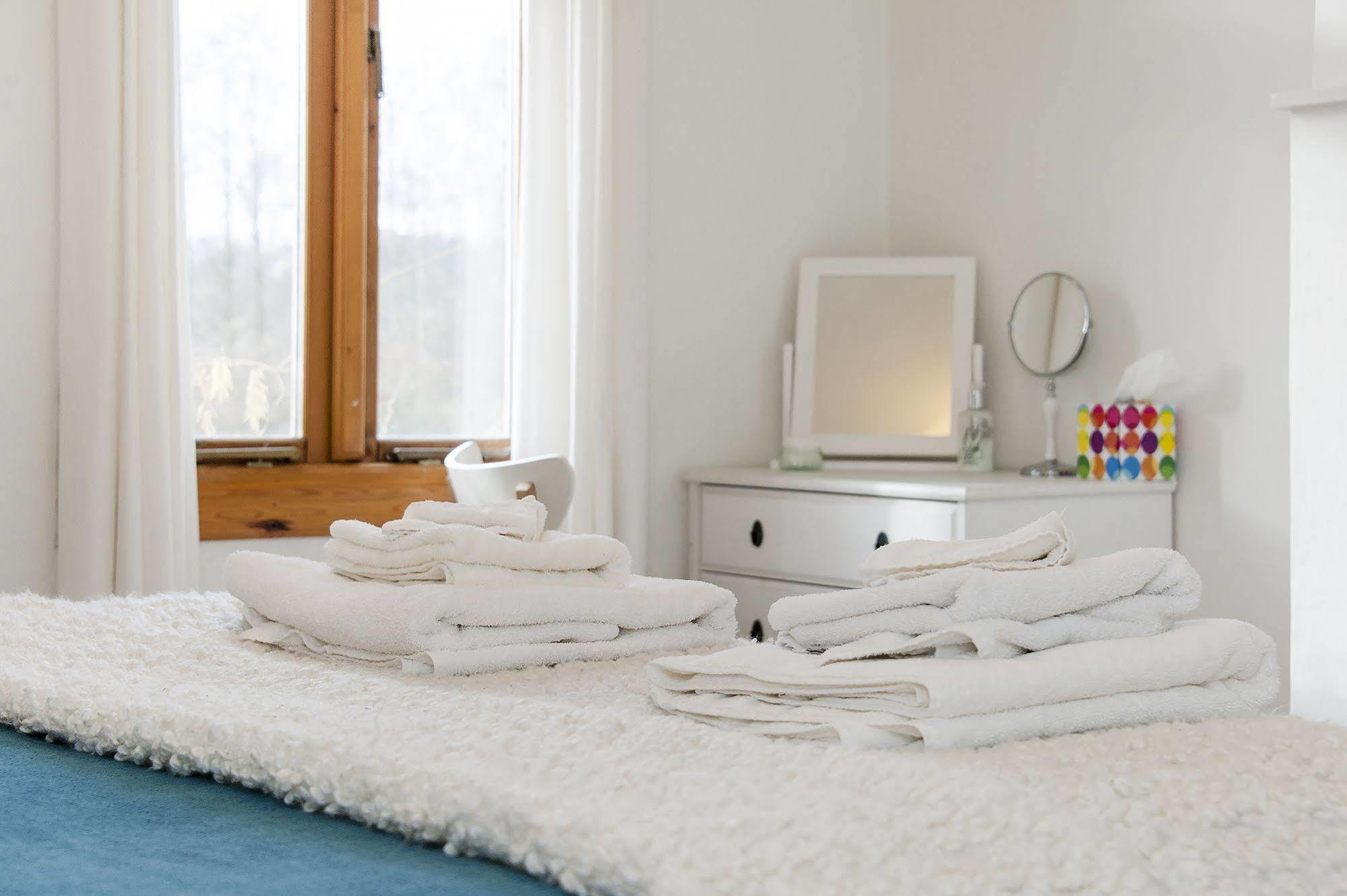 Holiday home Brooks' View - Romantic Escape With Picturesque Riverside Gardens In *