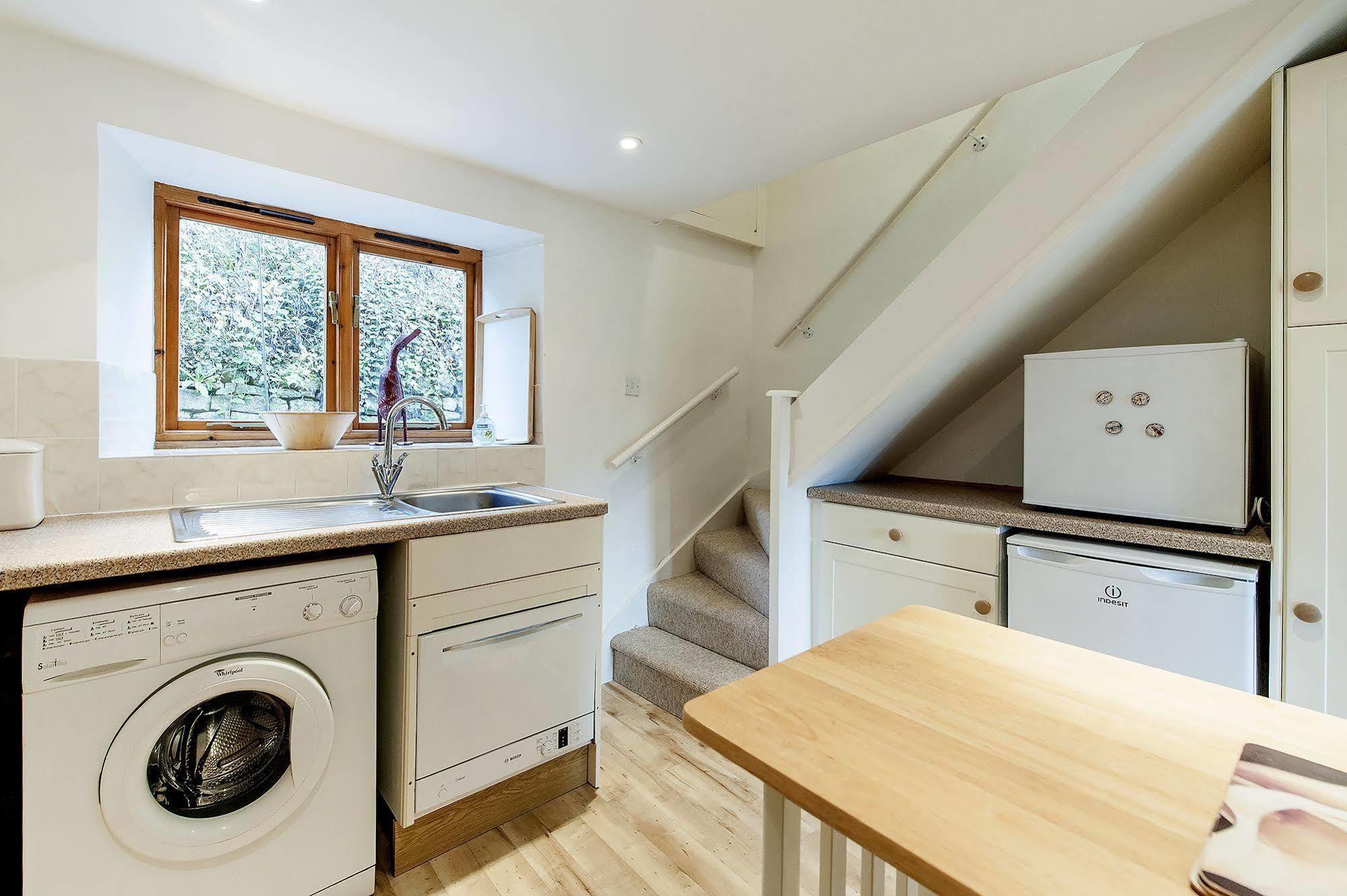 Holiday home Brooks' View - Romantic Escape With Picturesque Riverside Gardens In Bath