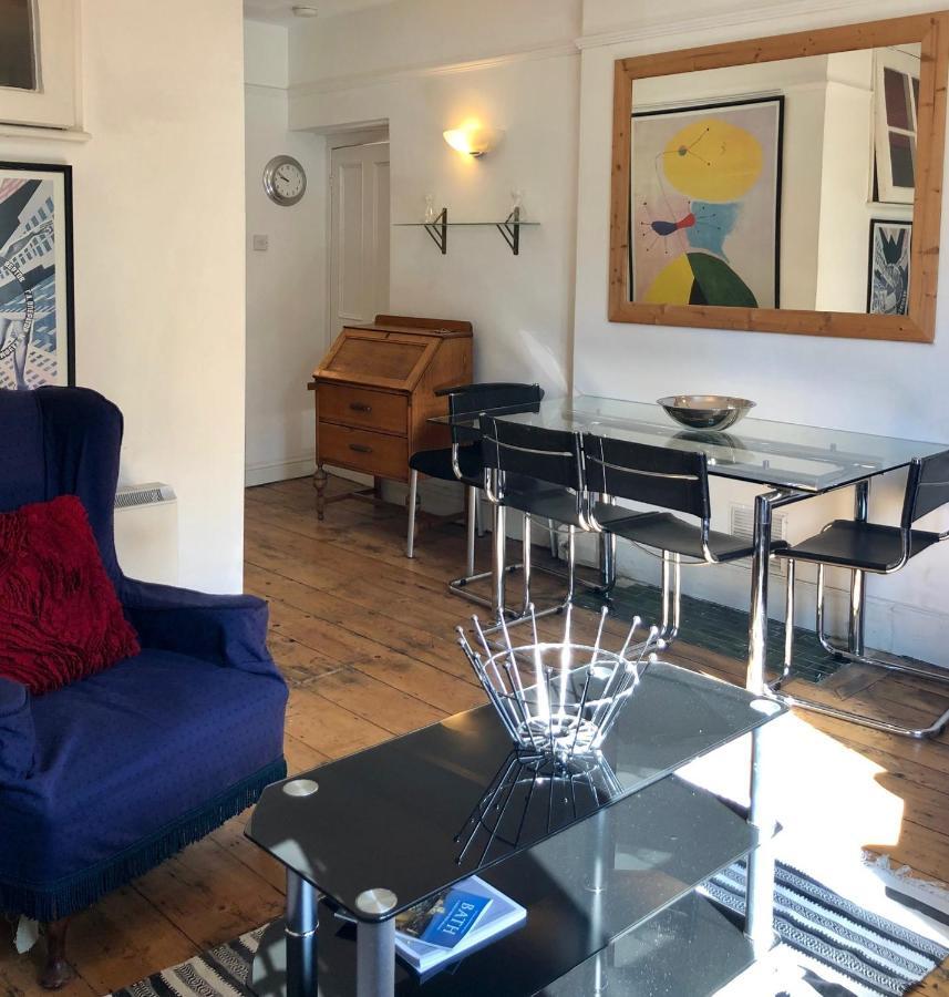 Apartment Lauras Townhouse Dressmakers Salon Bath