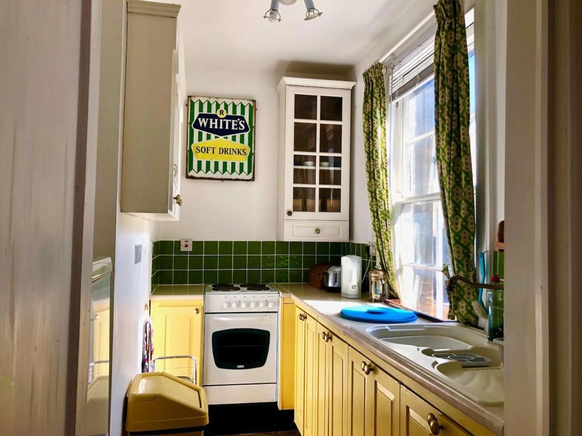 Apartment Lauras Townhouse Dressmakers Salon Bath