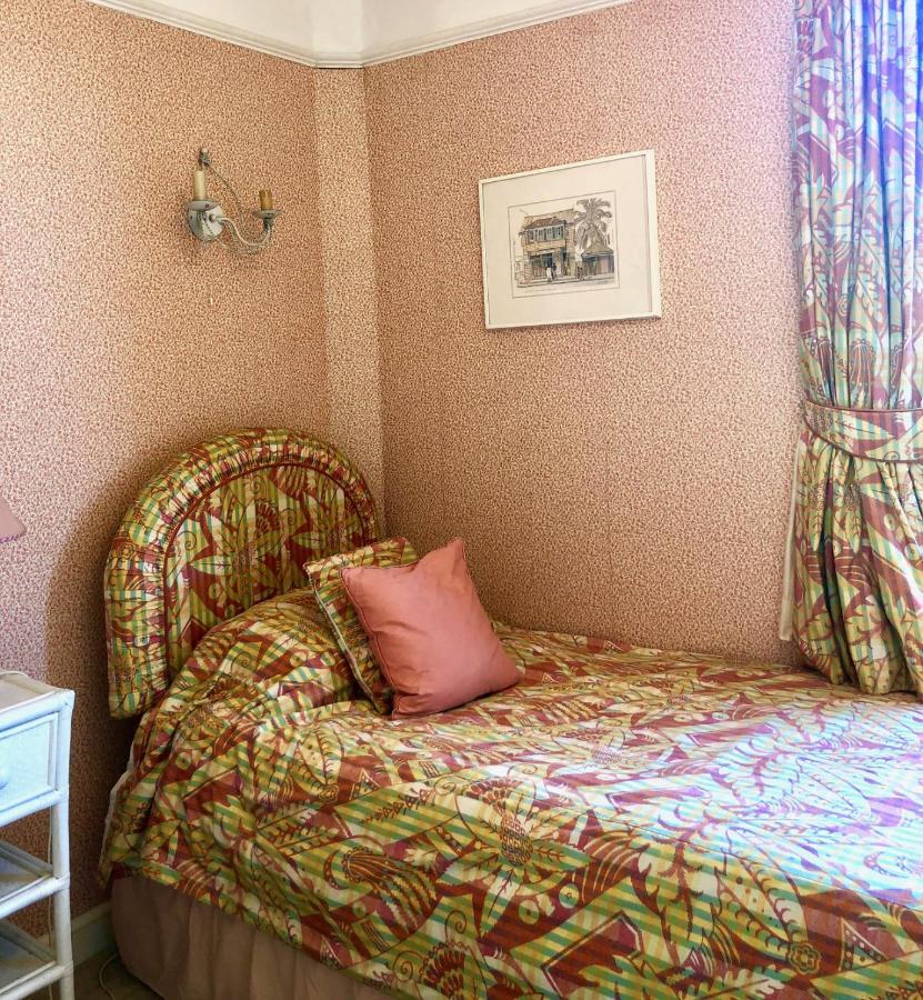 Apartment Lauras Townhouse Dressmakers Salon Bath