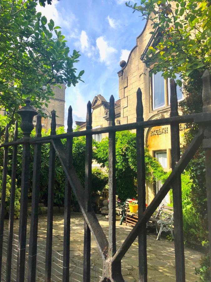 Apartment Lauras Townhouse Dressmakers Salon Bath
